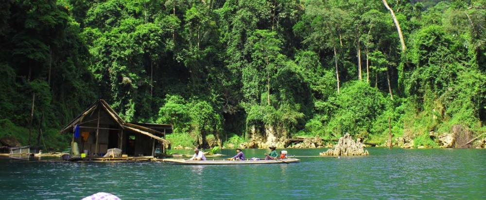 เริ่มร้อนแล้วเลยวิ่งเรือไปทานข้าวห่อที่แพของชาวบ้านพอไปถึงก็พบไต๋เพ็ง

รอทานข้าวเทียงพร้อมกัน เพรา