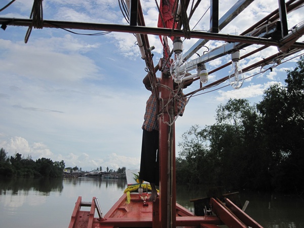 ออกจากคลองท่านางสังค์แล้วลอดสะพานพ้นมาแล้ว ไต๋รักก้ออกมาปักธงที่หัวเรือครับ พี่ไต๋รักจะเป็นคนปักธงที