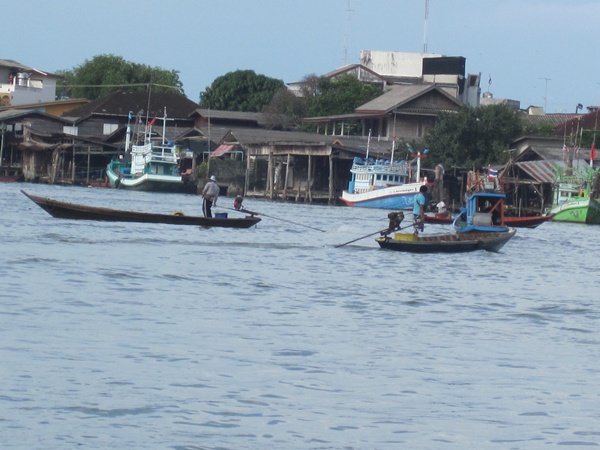 เรือที่ยังให้บริการอยู่ทุกวันไม่มีลดจำนวนลงก็นี่เลยครับ เรือรับจ้างข้ามฟาก :grin: :grin: