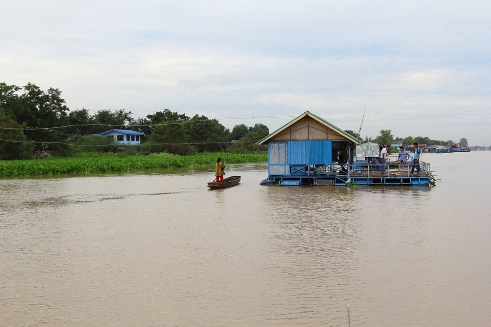 แอบส่องเพื่อนบ้านบ้าง แพข้าง ๆ ครับ เมื่อคืนก็ได้ปลาใหญ่เหมือนกัน แต่ไม่รู้ปลาอะไร ตัวชาว ๆ