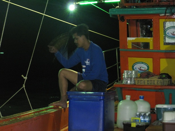 น้องนิวบอก ผมยังไม่ง่วงคร้าบบ แล้วก็ก้มหน้าก้มตาตกหมึกต่อไป :cheer: :cheer: