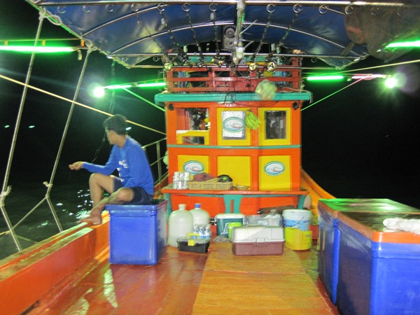 บรรยากาศในเรือเงียบสงบ แต่ล่ะคนตั้งหน้าตั้งตาตกหมึก