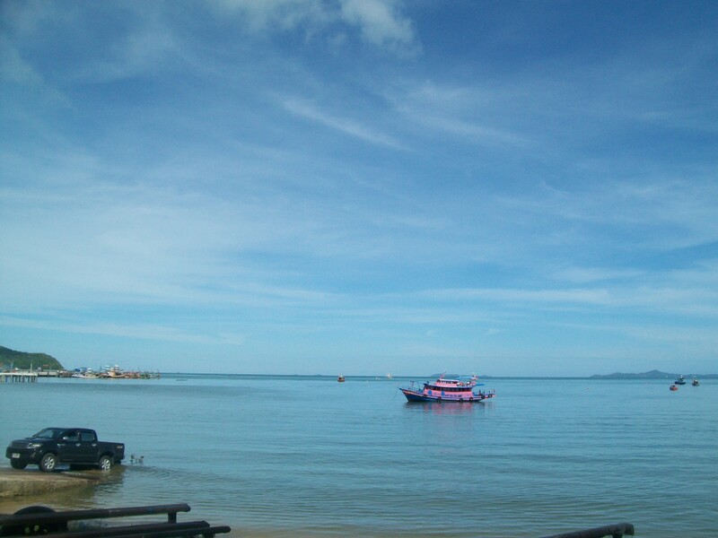 ถึงแล้วครับ น้ำสวยๆที่ชายหาดบางเสร๋ครับ :love: