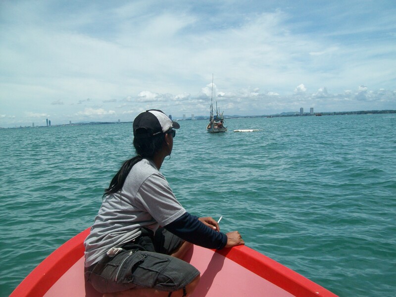 แวะดูเรือชาวบ้านวางลอบปลาครับ :grin: