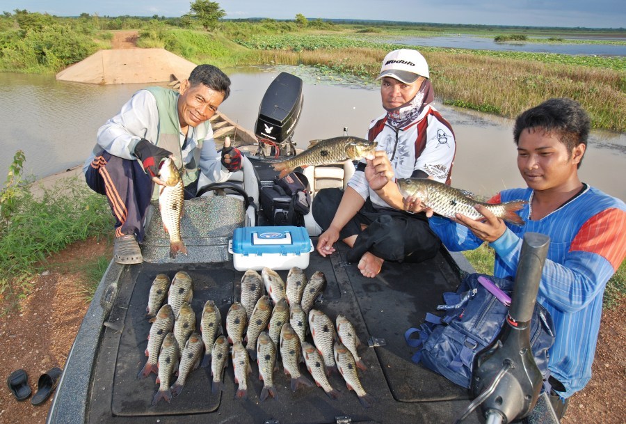 ผลงานปลารวมครับ ท้องฟ้าคลื้มมา ต้องรีบเอาเรือขึ้นครับ