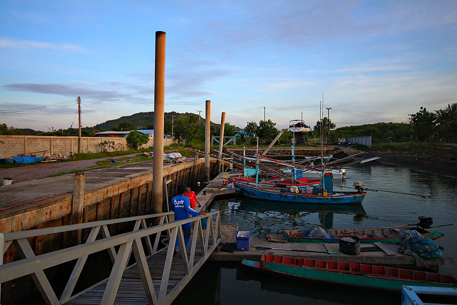 เอาเรือลงน้ำเรียบร้อย.....ก็เดินย้อนมาที่ท่าลงเรือข้างบ้าน...........
 :smile: :smile: