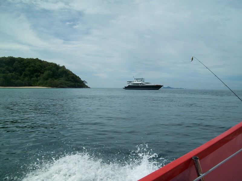 เรือลำนี้สวยมากครับ  เอาไว้ตกปลาหมายนอกน่าจะดีนะครับ  :love: