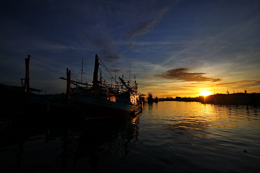 กว่าจะได้ออกเรือ.....พระอาทิตย์ก็โผล่ซ๊ะแล้ว........."สาย....แต่ก็สวย"นะ..........
 :love: :love: