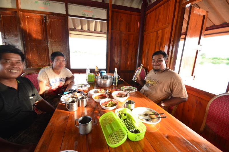 เที่ยงแล้ว.........หิว........น้องไก่จัดให้ครับ
 :grin: :grin: :cheer: :heart: :heart: :prost: