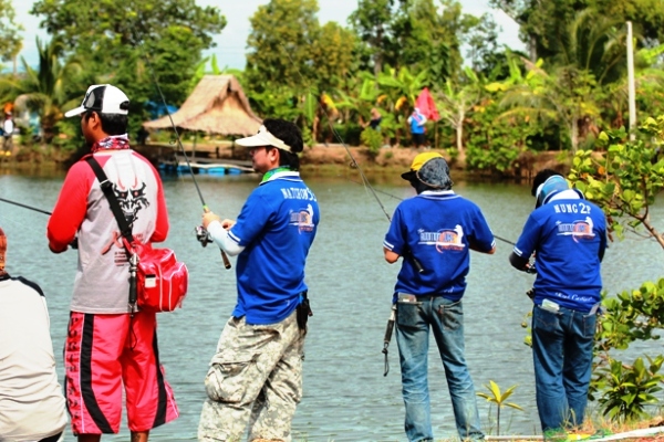  audition team จากพัทยา และเพื่อนนักตกปลา ต่างรอจังหวะการกระชากเหยื่อออกไป 
[b]เสื้อต่างสี แต่ยืนตี
