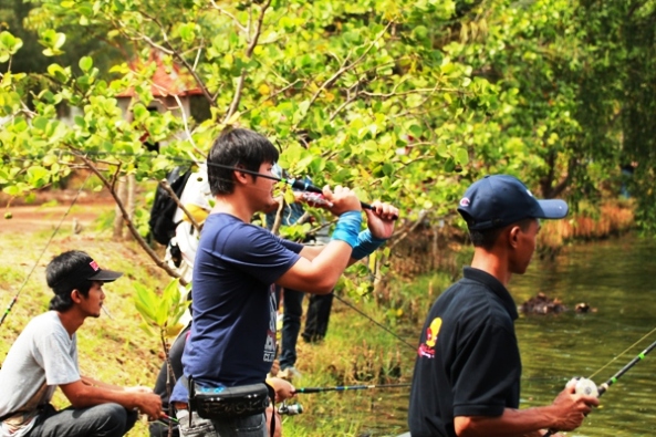 น้องๆ ที่มาจากตราดครับ ขอบคุณมาก กลุ่มนี้ สนุกสนานดีครับ [b] enjoy fishing game[/b] 