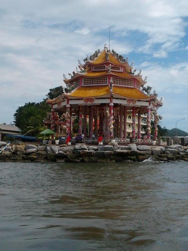 มาขึ้นเรือที่เกาะลอยกันตอนรอบบ่ายสามเห็นจะได้ครับ อากาศร้อนนิดหน่อย ทะเลยังเรียบๆ สบายๆ