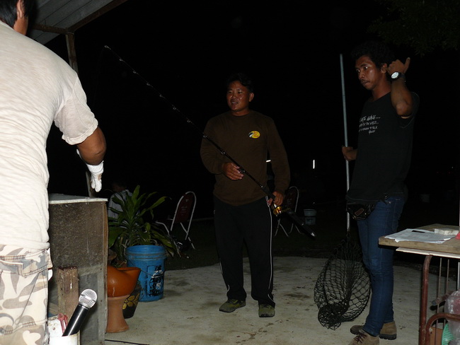 พี่เอก ทีมงานโปรแดง ยืนลุ้นรอนิ่ง :ohh: :cool: :grin: :grin: