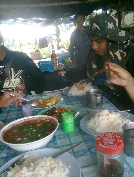  เดือด...ปลาก็ไม่กัด...กินก่อนเลยเรา... :umh: :umh: :umh: