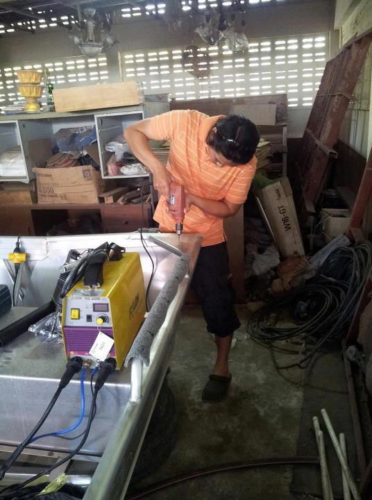 เจาะท้ายเรือ สำหรับรูปั้มน้ำออกและใส่กระบอกปักคันเบ็ด