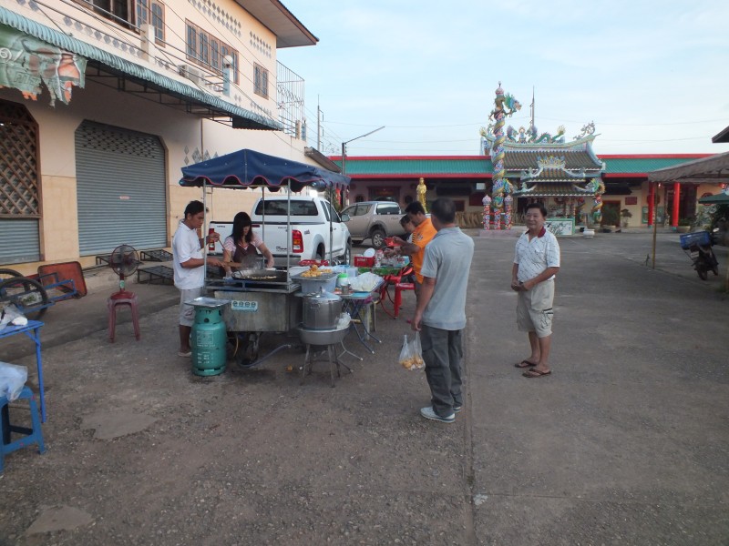 ส่วนน้าวัฒน์ กัล พิลี่ เลือกกาแฟกับปาท่องโก๋ร้านนี้ หน้าศาลเจ้าเลย  :grin: