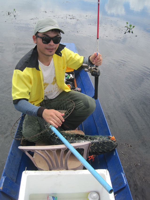 เงยหน้ามองน้าโต้งกับไต๋กงเรือ....ทั้งหน้ายังร้อนๆ ...หูอื้ออึงไปหมด...สภาพสุญญากาศยังไงยังงั้นเลยคับ