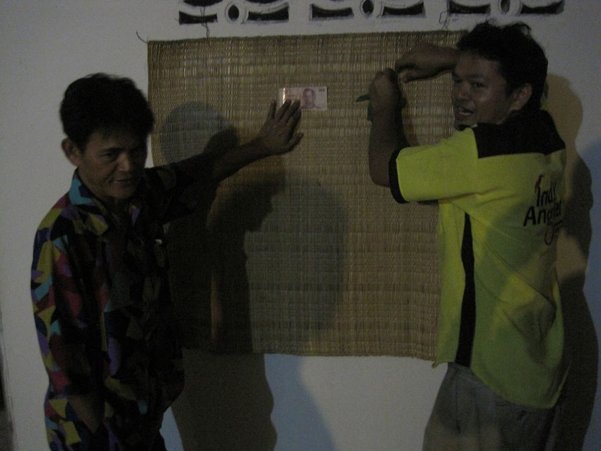 น้าวอแวกับน้าโจอธิบายกติกาเล่นปาเป้านรกให้ทุกท่านทราบ...กติกาคือ....

ใครปาโดนตังแบงค์ร้อย...เอาเข