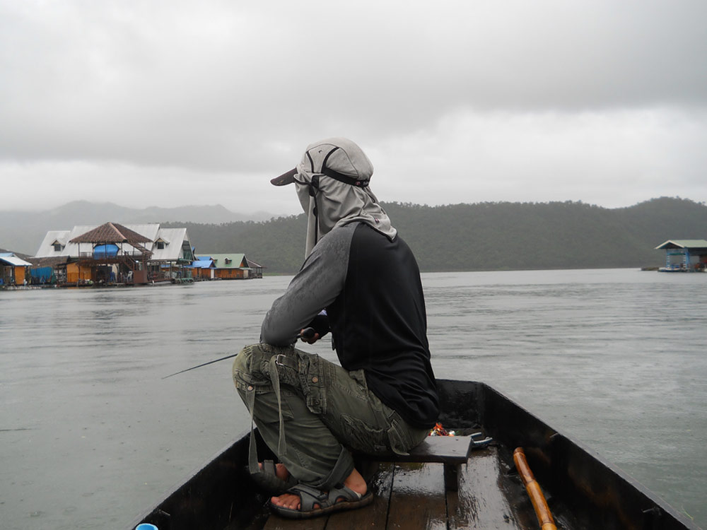 ฟ้าสว่างก็ออกลุยกันเลย หัวเรือคือพี่ต่อครับไม่ว่ากันนะมีเสื้อกันฝนมาตัวเดียว  :grin: