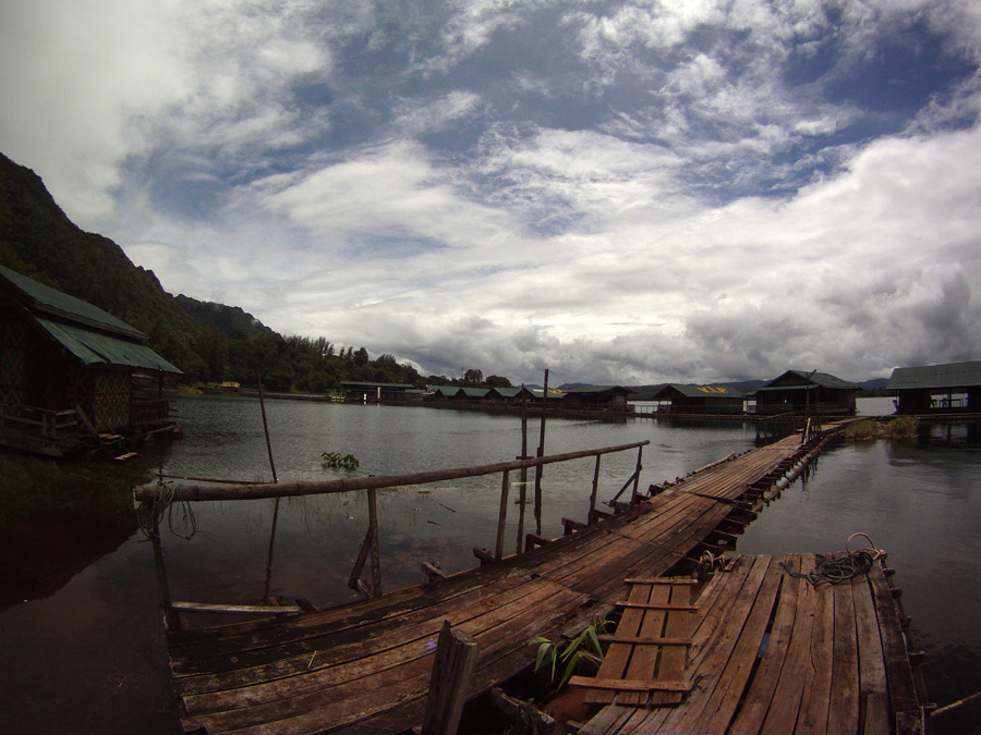 สถานที่ปล่อยปลา แพวีไอพี เขื่อนเขาแหลม จังหวัดกาญจนบุรี