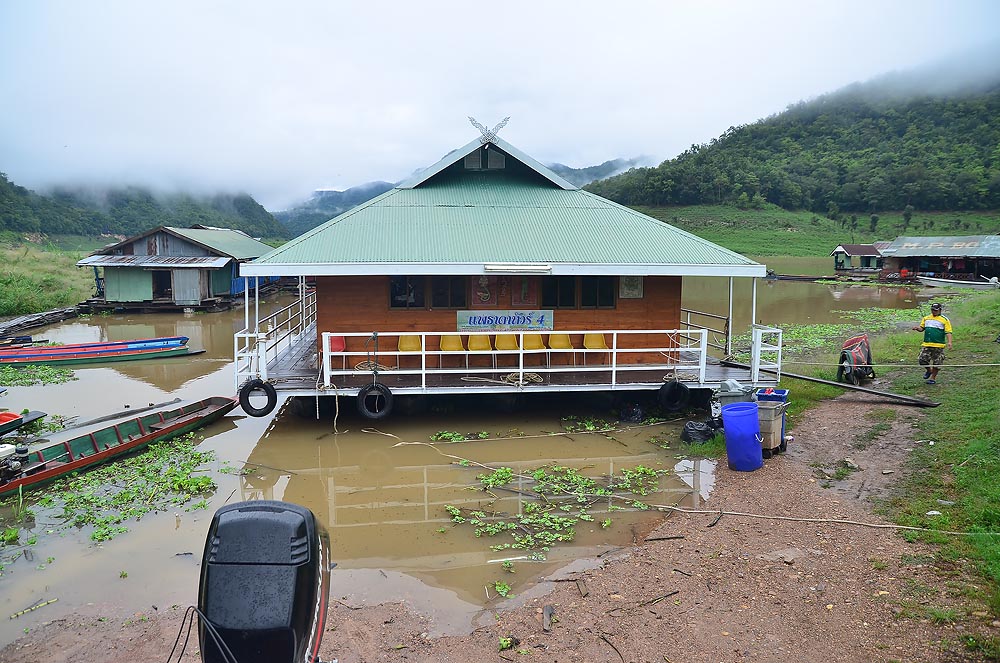 แต่ก็ต้องมาซวยซ้ำสอง เพราะนี้เลยครับ ทั้งๆที่พวกผมโบกไม้โบกมือ ขอเอาเรือลงก่อน พี่แกไม่ฟังครับ จอดขว