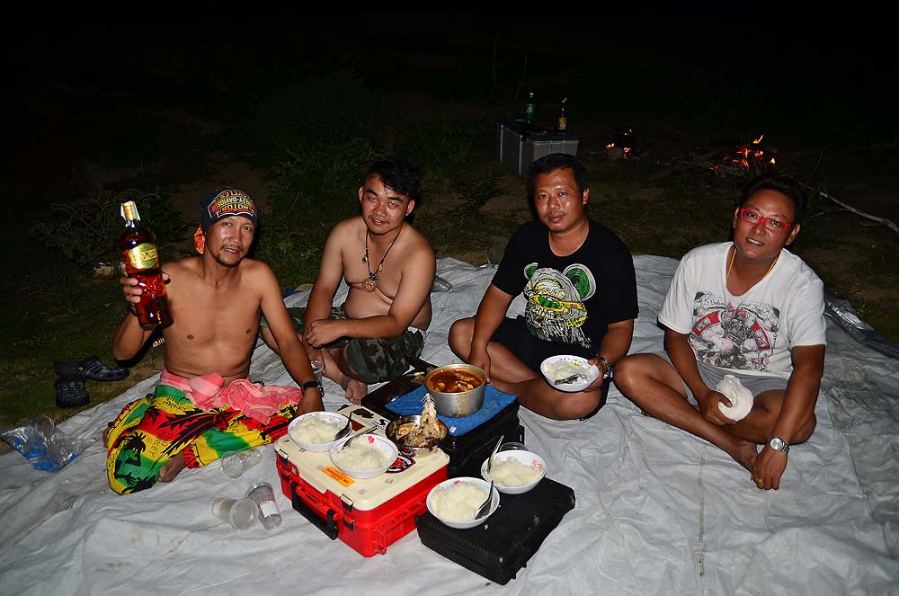 อาหารพร้อมแล้วครับ ต้มยำปลากระสูบ กับกระสูบทอดน้ำปลา กินกันแบบนี้เลย ได้บรรยากาศดี  :umh: