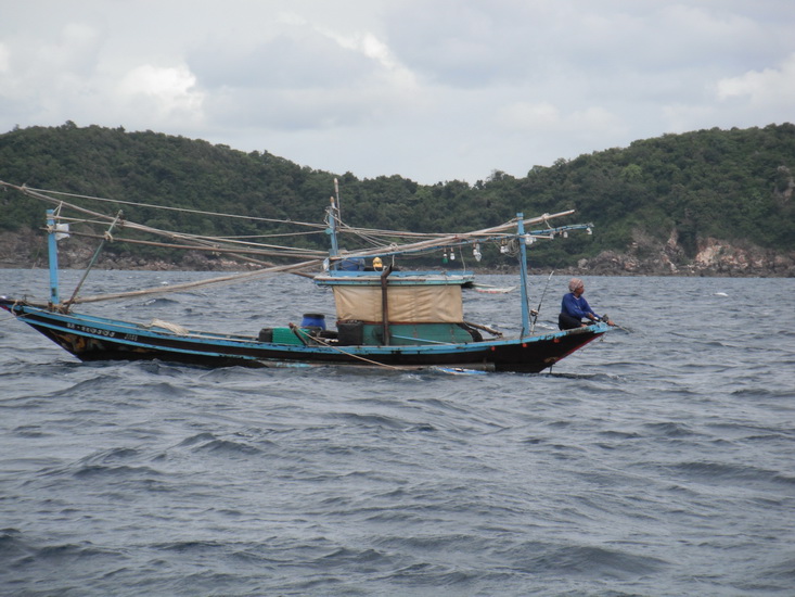 ไปถึงเรือ พี่เอียง บ่อคา กำลังอัดอินทรียตัวงามอยู่   ปีที่แล้วทำพี่เค้าไว้เยอะ ปีนี้แก มาเอาคืน 555 