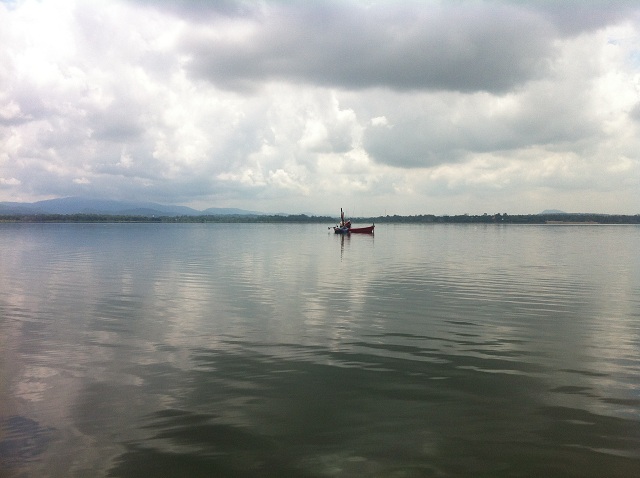 มาลอยเรือ ตีจิบอยู่ใกล้กับที่น้าเค้าจอดตกหน้าดินกัน 
เมื่อกี้เค้าได้ปลานิลใหญ่ด้วย  :ohh: :ohh: :oh
