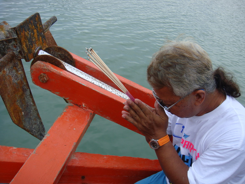 ก็ต้องมีการเซ่นไหว้กันหน่อยตามประเพณีของการออกเรือ.....โดยพ่อแก่ "น้าหมึก" จอมขมังเวทย์ :cheer: :c