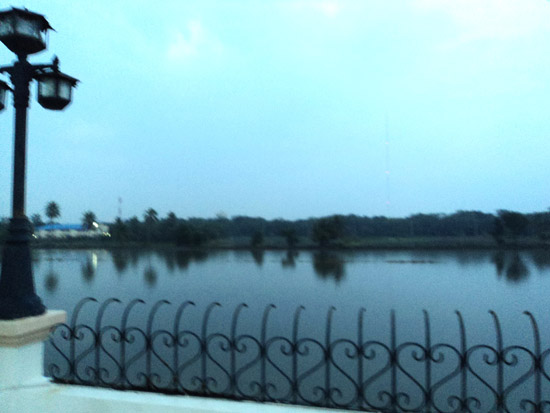 กำลังสนุกสนานกับการได้ตกปลาบนดาดฟ้า ปี1 มีหนเดียวฝนฟ้าก็ไม่เป็นใจน้องฝนแล้วเพิ่งจะหยุดไม่ถึงชั่วโมงป