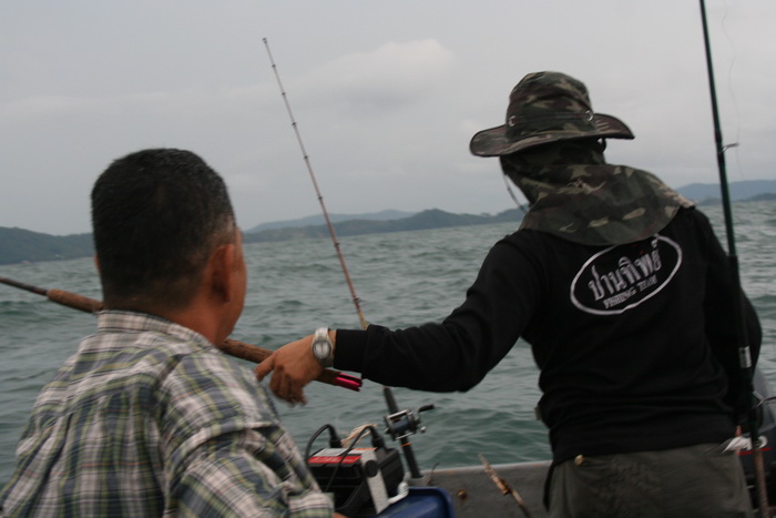 

                           เกือบถึงเรือ    สายเอ็นเข้าท้ายเรือ  ต้องส่งให้ น้ารวย  อัดต่อ   :che