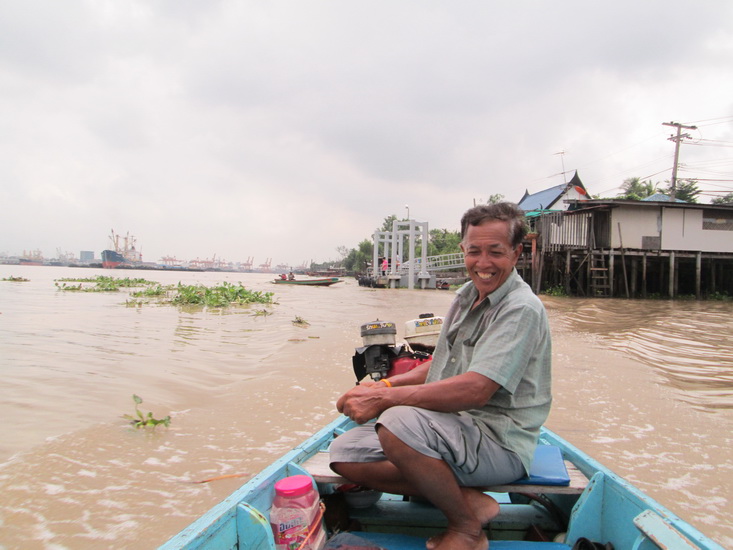 ถ่ายรุปลุงคนขับเรือหน่อยครับ 1เชะะะะะะะะะะ ลุงขับดีๆๆนะครับผมหวาดเสียว ห้าๆๆๆๆๆๆ ยิ้มแย้มและเป็นกันเ