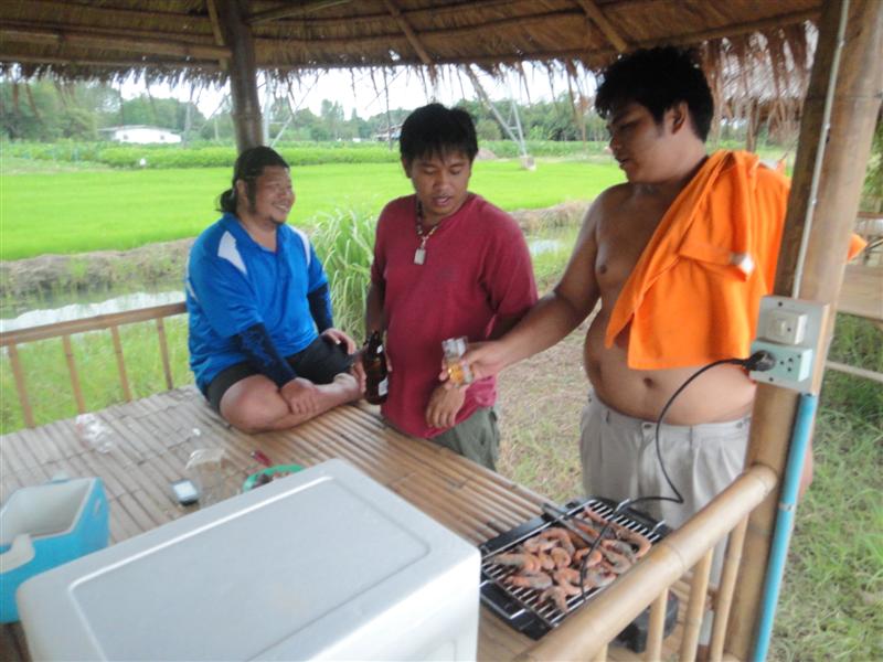 

 :grin: :grin: :grin: :grin: :grin:   [b]พี่เค้าบริการดีมากครับ  ขอเตาย่างกุ้ง  จัดเตาไฟฟ้ามาให้