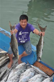 งานนี้ พี่สิทธิ์ ต้องทำงาน ตกปลา ไม่ได้พักเลย ทำเอาเจ็บปีก เลยยยยทีเดียว