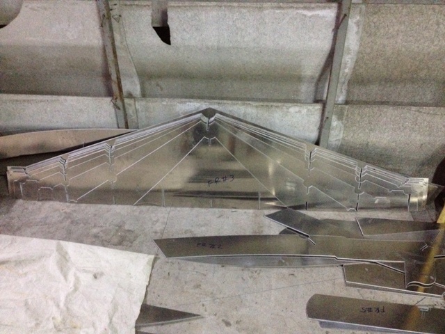 แผ่นอลูเบอร์5083 เกรด marine แบบเดียวกับของนอก
ที่ผ่านการตัดด้วย Plasma CNC 
เป็นชิ้นเฟรมโครงสร้าง