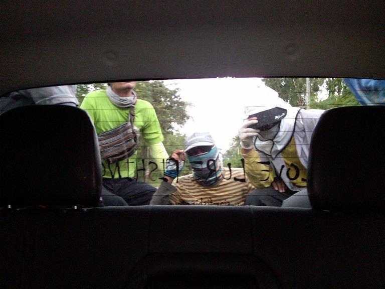 นั่งหลังกันหมดเลยเดี๋ยวก็โดนฝนหรอก 
 :smile: :smile: :grin: :smile: :smile: :smile: