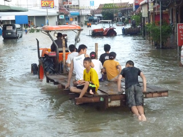 
การเดินทางสัญจรช่วงน้ำยังไม่ขึ้นเต็มที่ครับ
