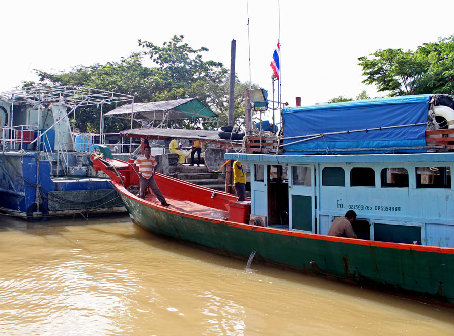 ช่วนกันขนของลงเรือรีบออกเดินทางต่อเพราะทริปนี้เราต้องไปขึ้นเรือไต๋หลีที่รออยู่อีกที่ครับ