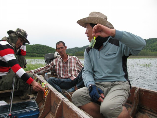 เจอเรือน้าไก่กับน้องจุ้ย โดยมีไต๋ชายคนขยันเป็นสารถีให้ครับ :grin: :grin: :grin: