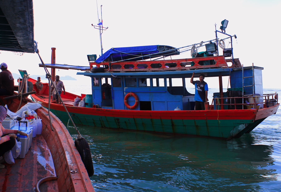 ถึงเรือบังหลีแล้วครับ มาต้อนรับโดย บังบ่าว สุดหล่อ :laughing: :laughing: :laughing: