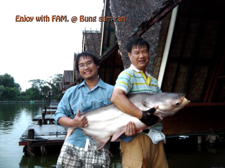 ไมมีแรงอุ้มแล้ว ต้องให้ป๋าอุ้มให้ :laughing: