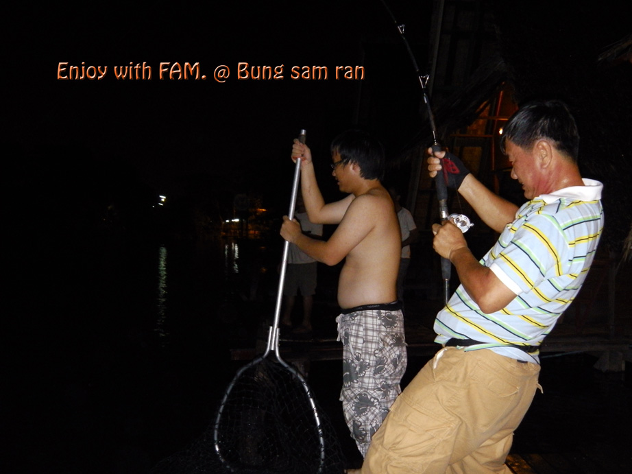 วิิ่งออกซ้าย-ขวาตลอด ขอโทษน้าซุ้มข้างๆด้วยนะครับ :prost: :prost: