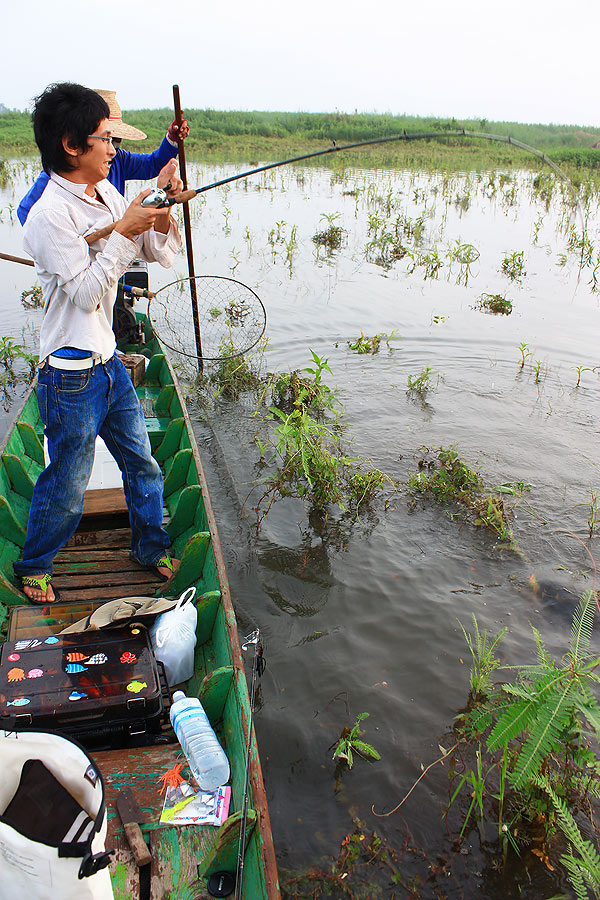 

 :laughing: :laughing: [b]แทบตกเรือแล้วนังชัย[/b] :laughing: :laughing: