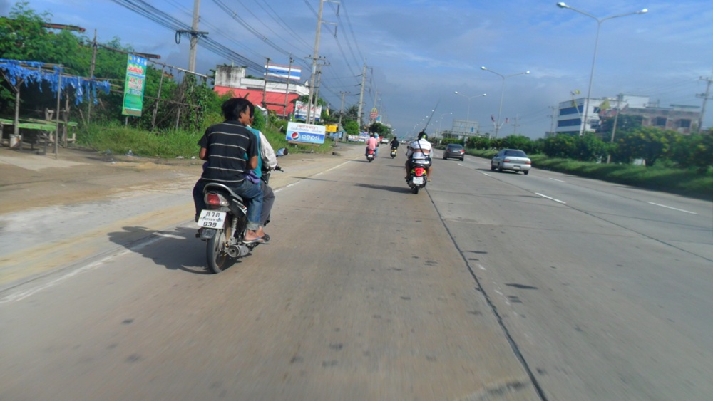 

               เอ็งอย่าไปรวมกลุ่มกะพวกเขาซีวระ..เดี๋ยวเขาก็หาว่าเราเป็นพวกเด็ก..ซิ่ง.. :grin: :g