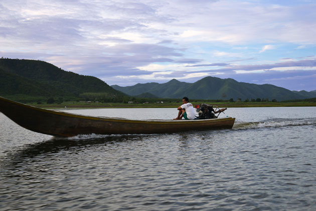 นักเรือมาสักพัก..เห็นเรือลำนี้วิ่งผ่าน..ผมคิดในใจใหญ่ดีวุ้ย...มาเห็นตอนเย็น..อ่อเรือรับส่งนักเรียนนี