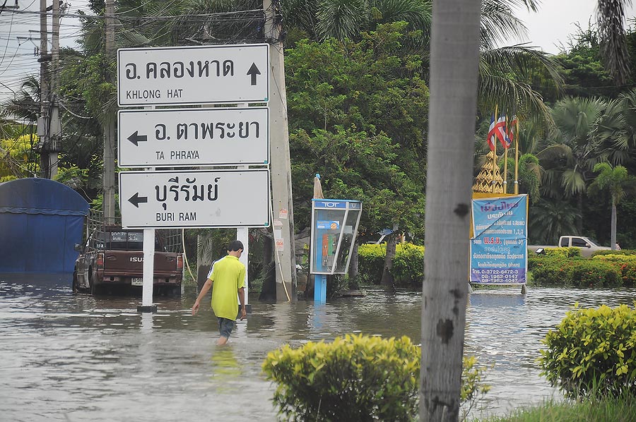 เติมน้ำมันเรียบร้อย วิ่งเข้าพื้นที่เลย แค่ปากทางเข้าอ.อรัญเอง เจอน้ำแค่นี้แล้วอ่ะ :ohh: :ohh: :ohh: