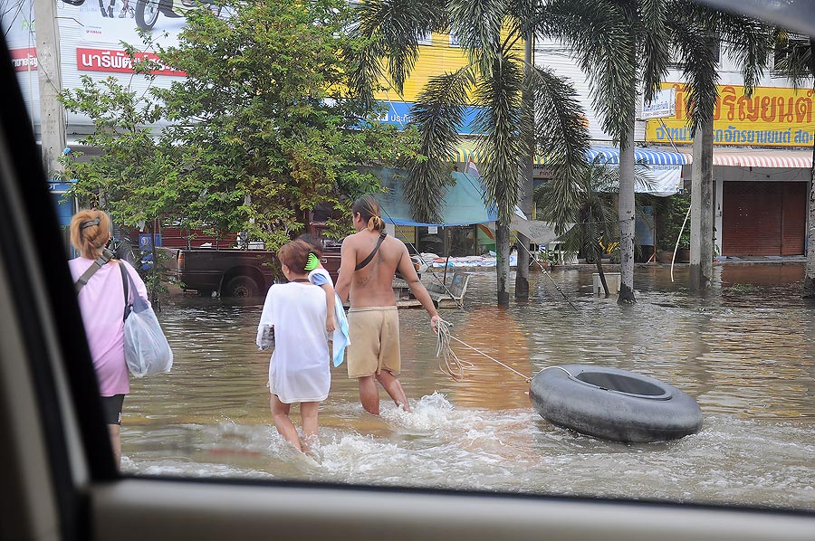 ขนาดถนนสูงด้านหน้าน้ำยังระดับนี้ ข้างในตัวอำเภอ มิมิดหัวแล้วเหรอเนี่ยยยย :ohh: :ohh: :ohh: :ohh: