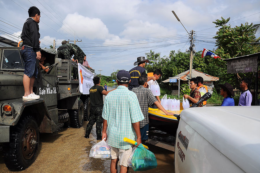 ฝ่ายทหารกองทัพบกก็ส่งกำลังตนมาช่วยเหมือนกัน แต่บางจุดน้ำลึกรถใหญ่เข้าไม่ถึงก็จำเป้นต้องใช้เรือของโม่