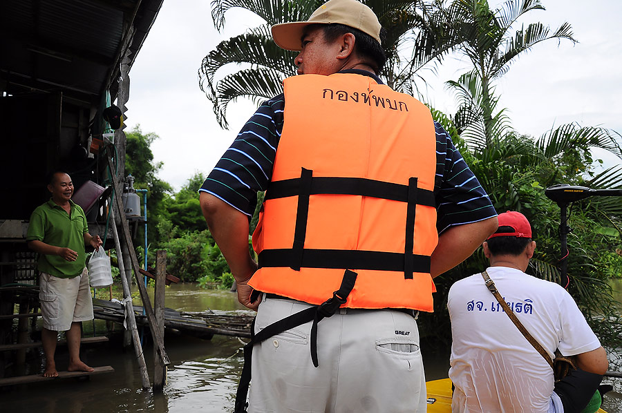 คราวนี้เป้นเวลาของโม่งมั่งแล่ะ วิ่งเรือนำข้าวเข้าไปแจกผู้ประสบภัย โดยมี สจ.เกียรติ และกำนันเป้นลูกเร