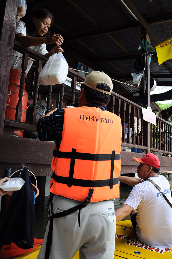 น้ำไหลเชี่ยวมากเพราะเป็นน้ำหลากมา แถมหัวเรือประคองเรือใช้ไกด์ไม่เป้นซะด้วย วันนี้โม่งเผลอตัวเอ็ดใส่ท